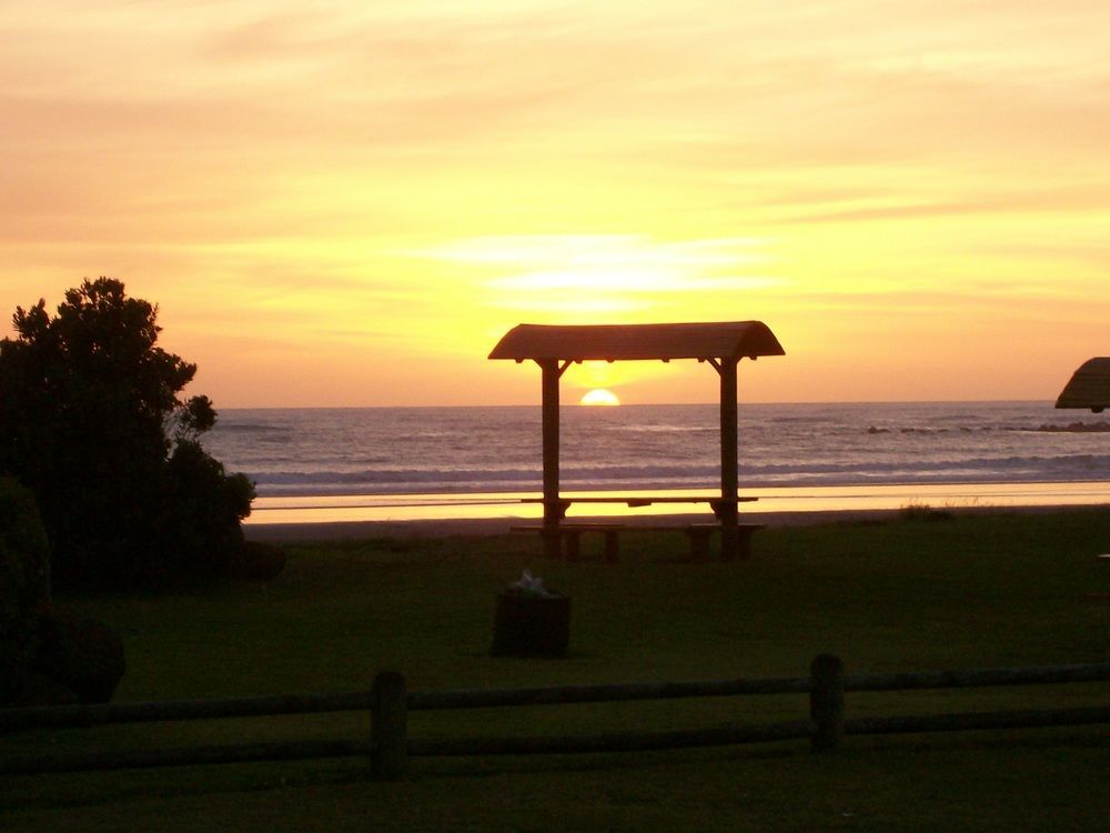 Opunake Beach Kiwi Holiday Park Hotel Exterior photo